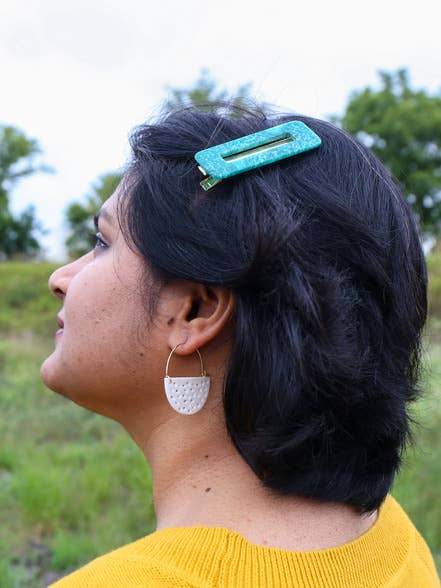 Halbmond-Creolen aus Upcycling-Knochen