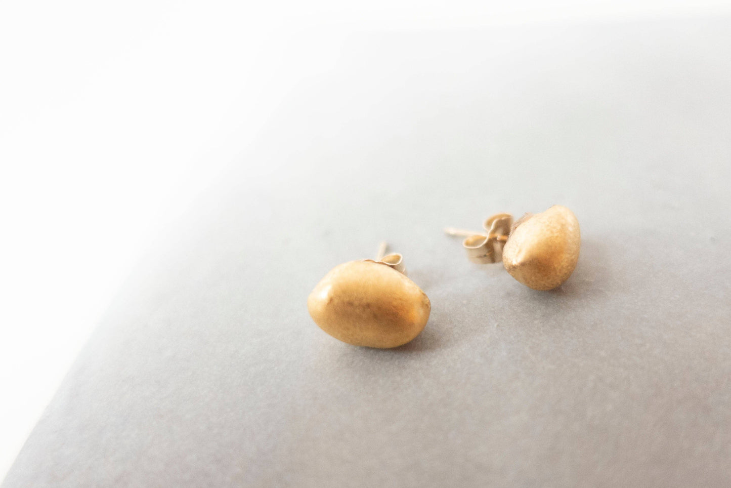 Pebble studs