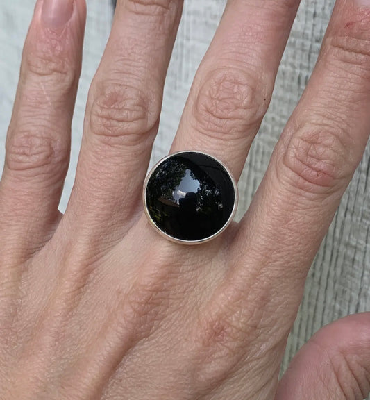 Großer runder tiefschwarzer Onyx-Ring
