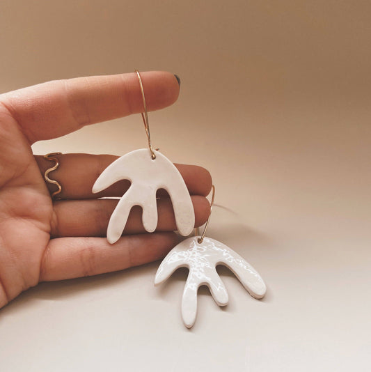 Drifting White Earthenware Dangle Earrings