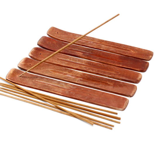 Geschnitzter Mango-Räucherstäbchenhalter