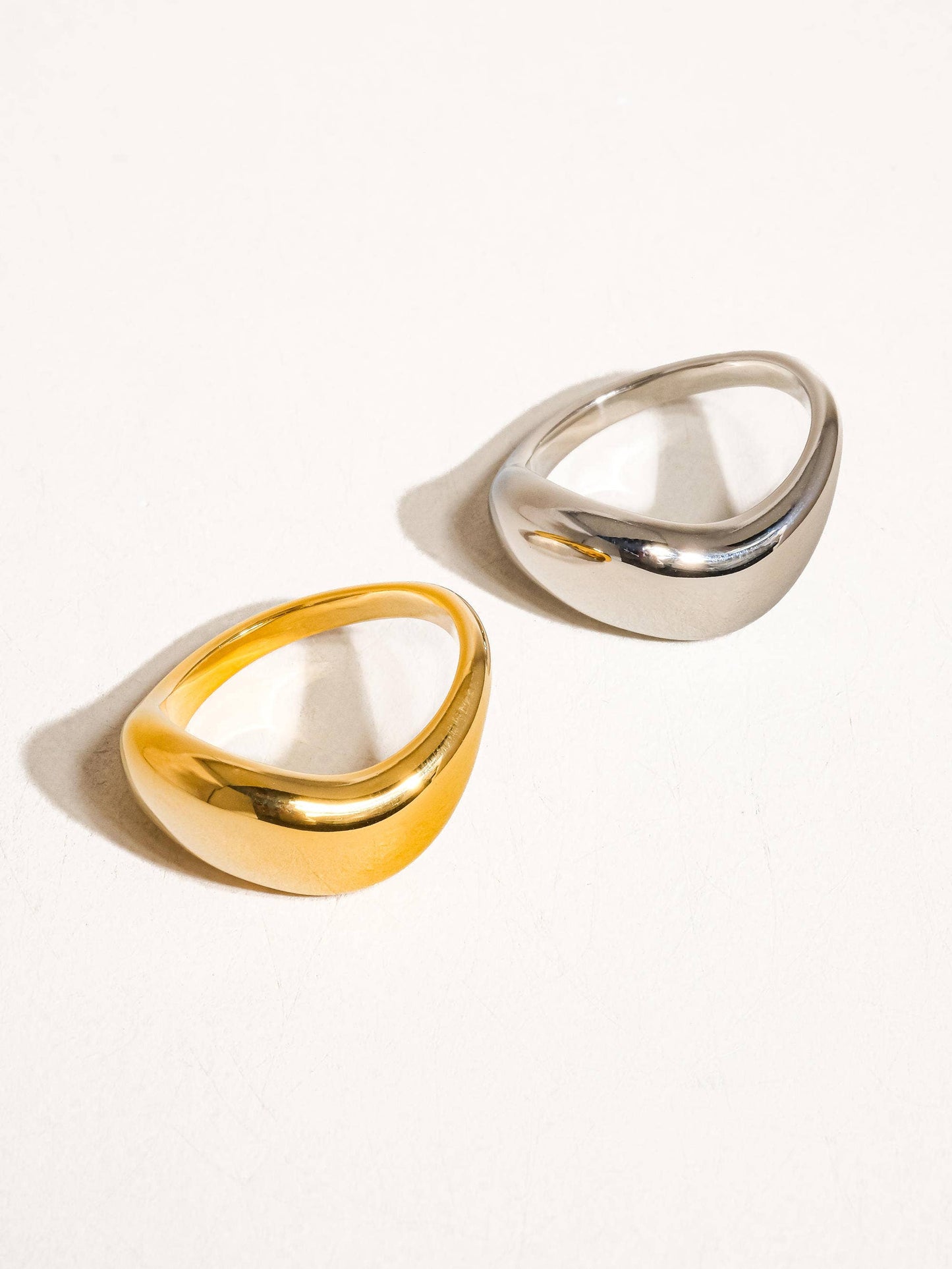 Erin 18K Classic Wavy Band