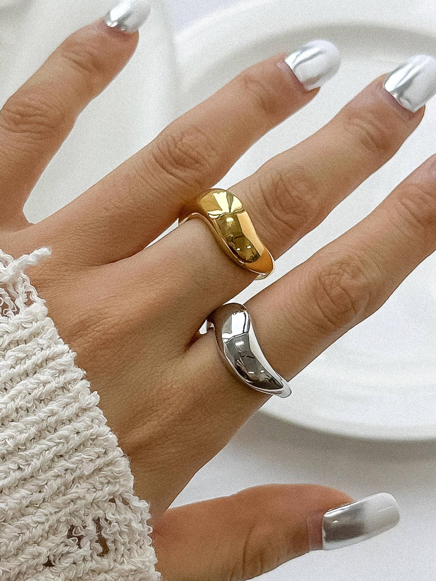 Erin 18K Classic Wavy Band