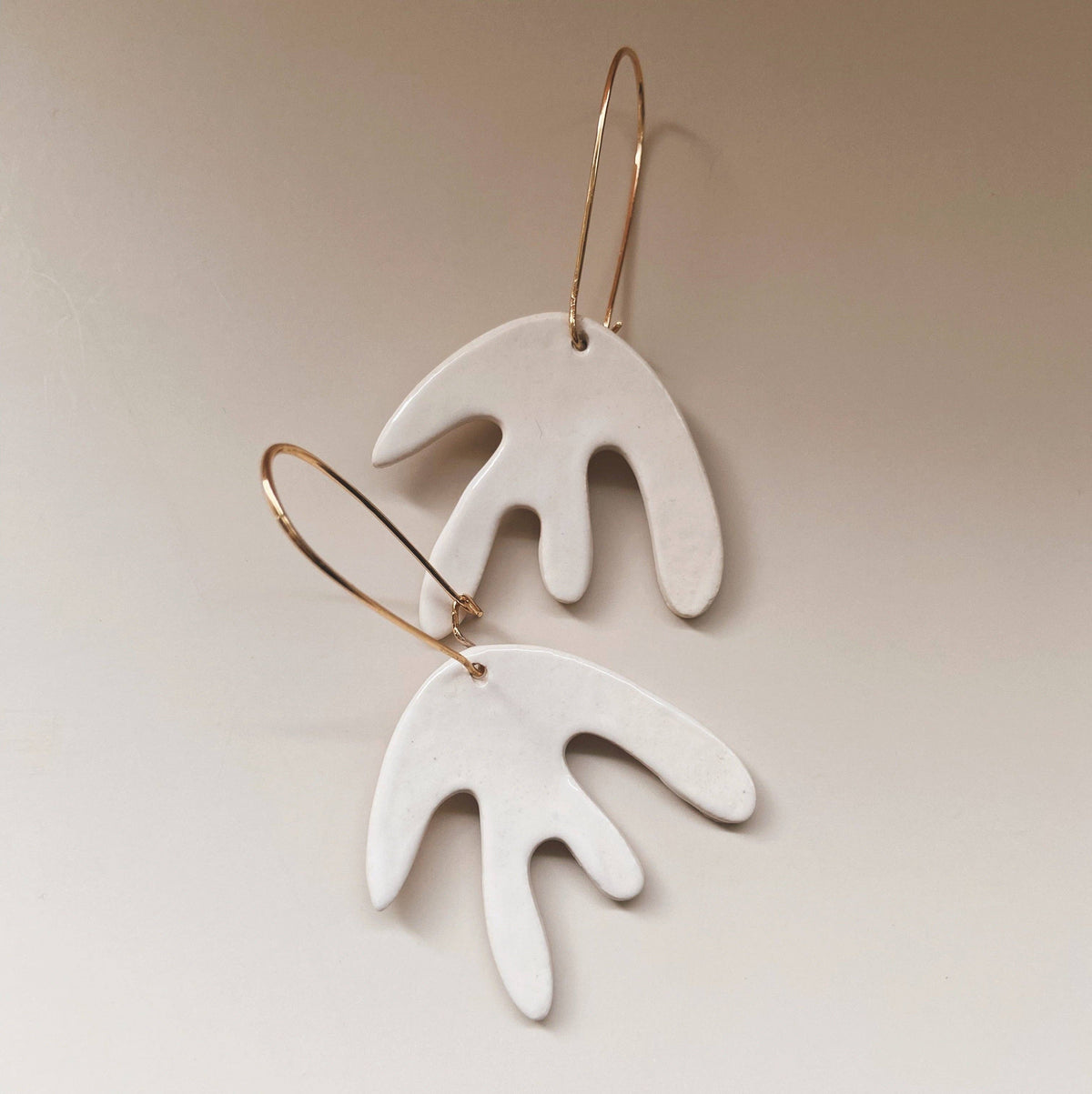 Drifting White Earthenware Dangle Earrings