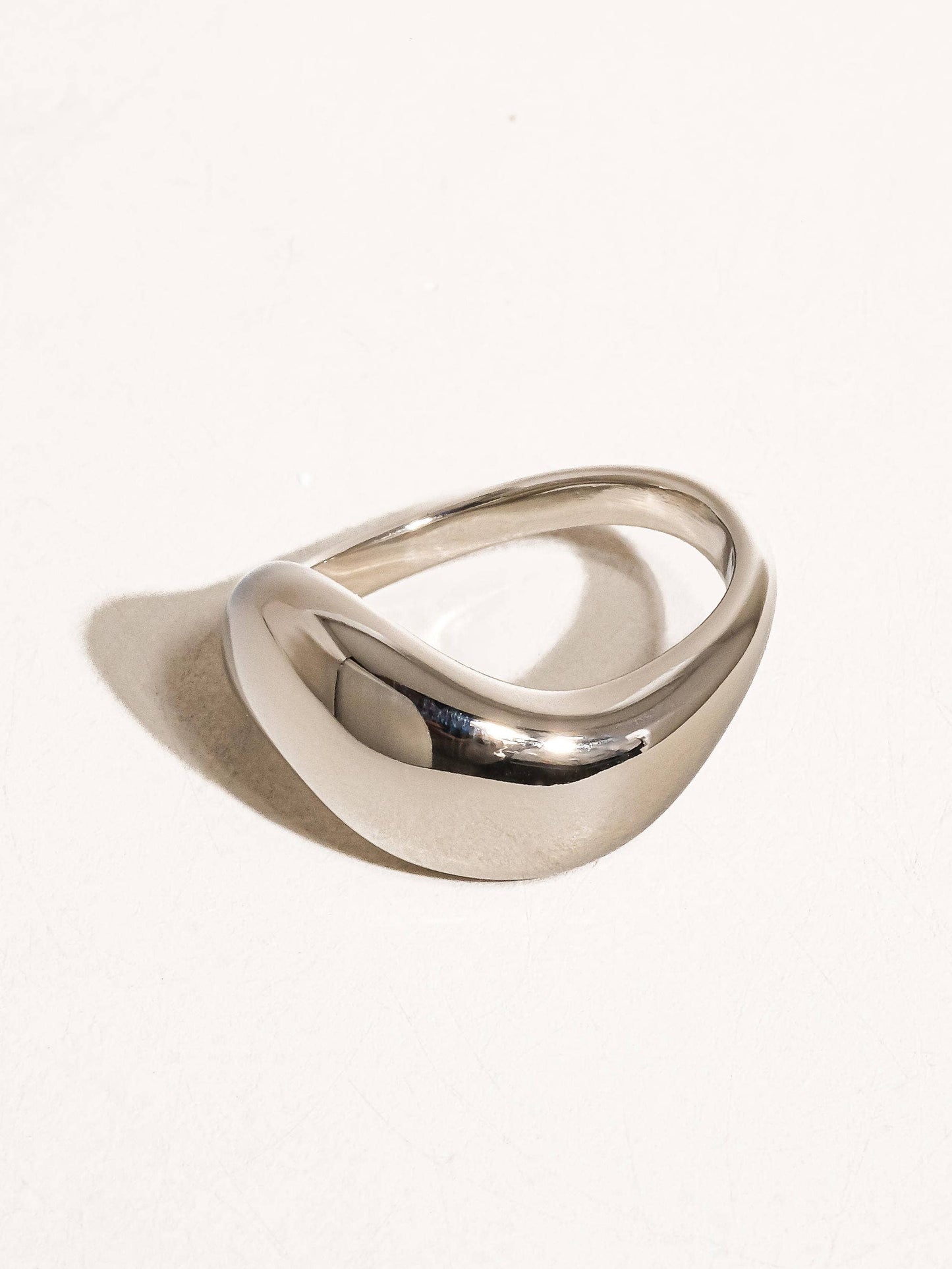 Erin 18K Classic Wavy Band