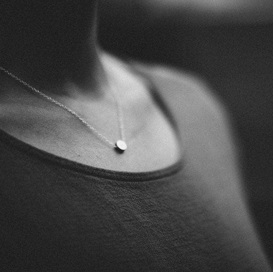 Collar simple de puntos de latón con cadena de primera ley