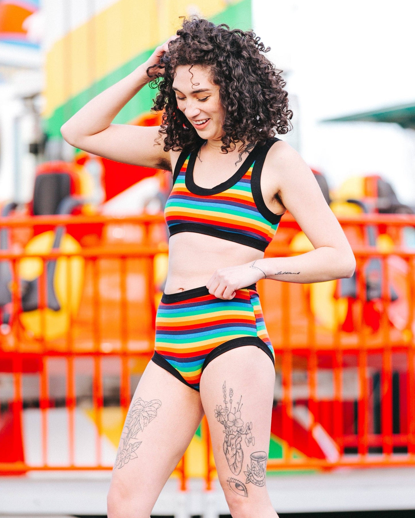 Bralette mit Regenbogenstreifen