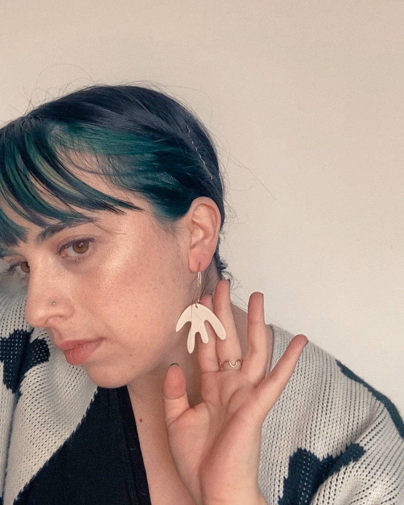 Drifting White Earthenware Dangle Earrings