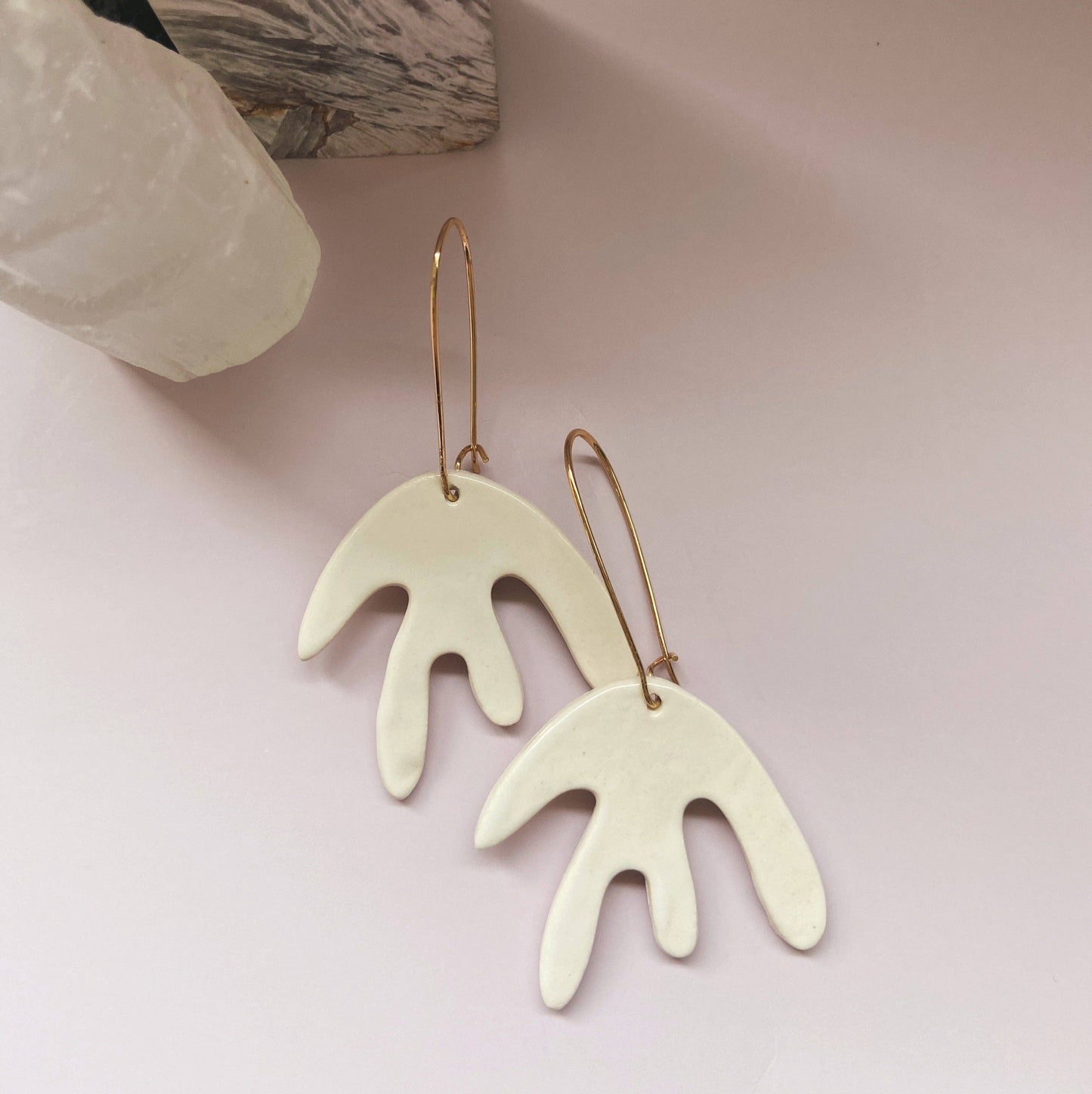 Drifting White Earthenware Dangle Earrings