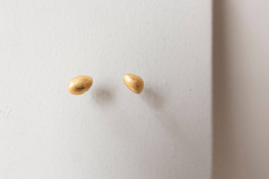 Pebble studs