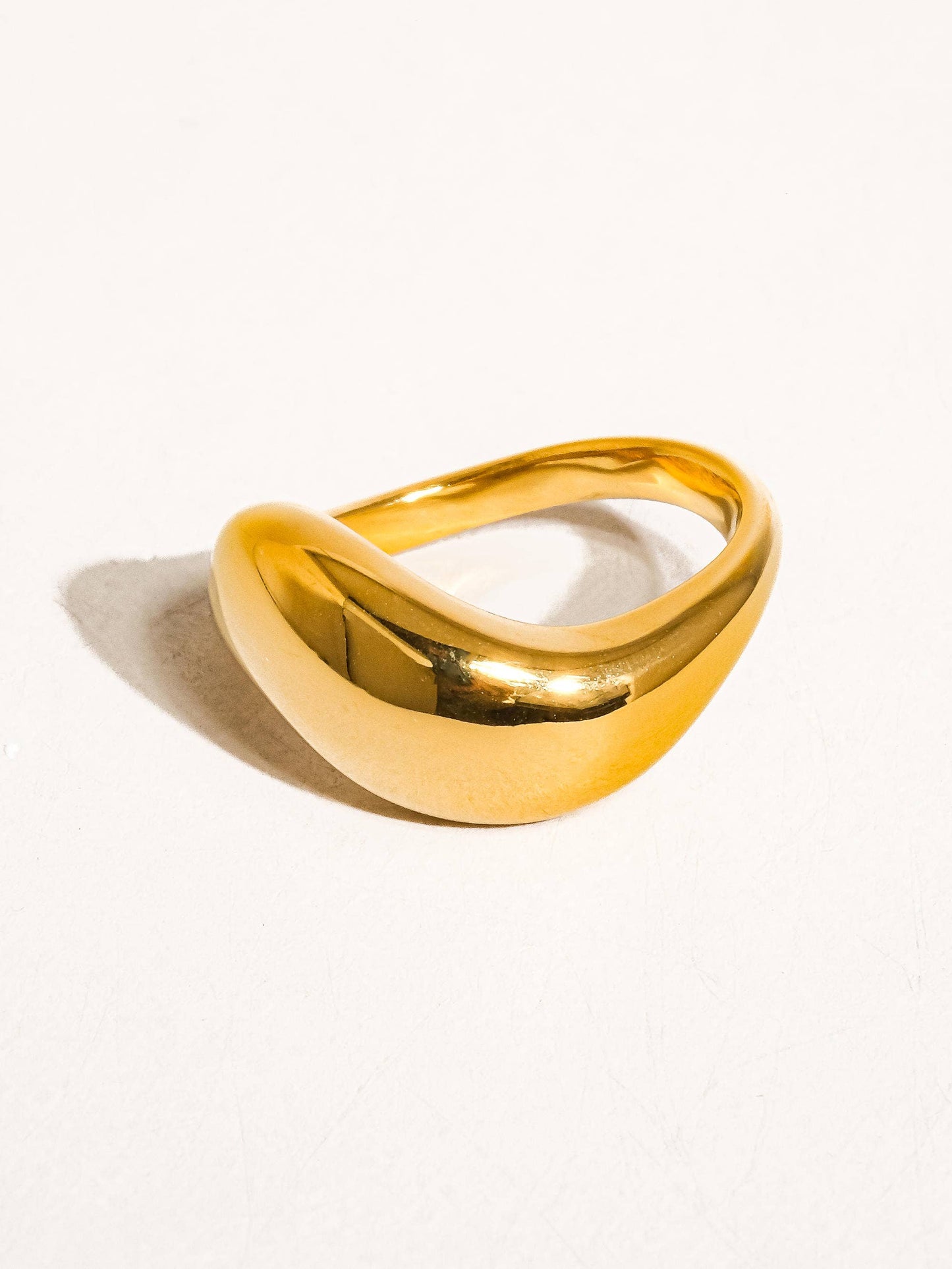 Erin 18K Classic Wavy Band