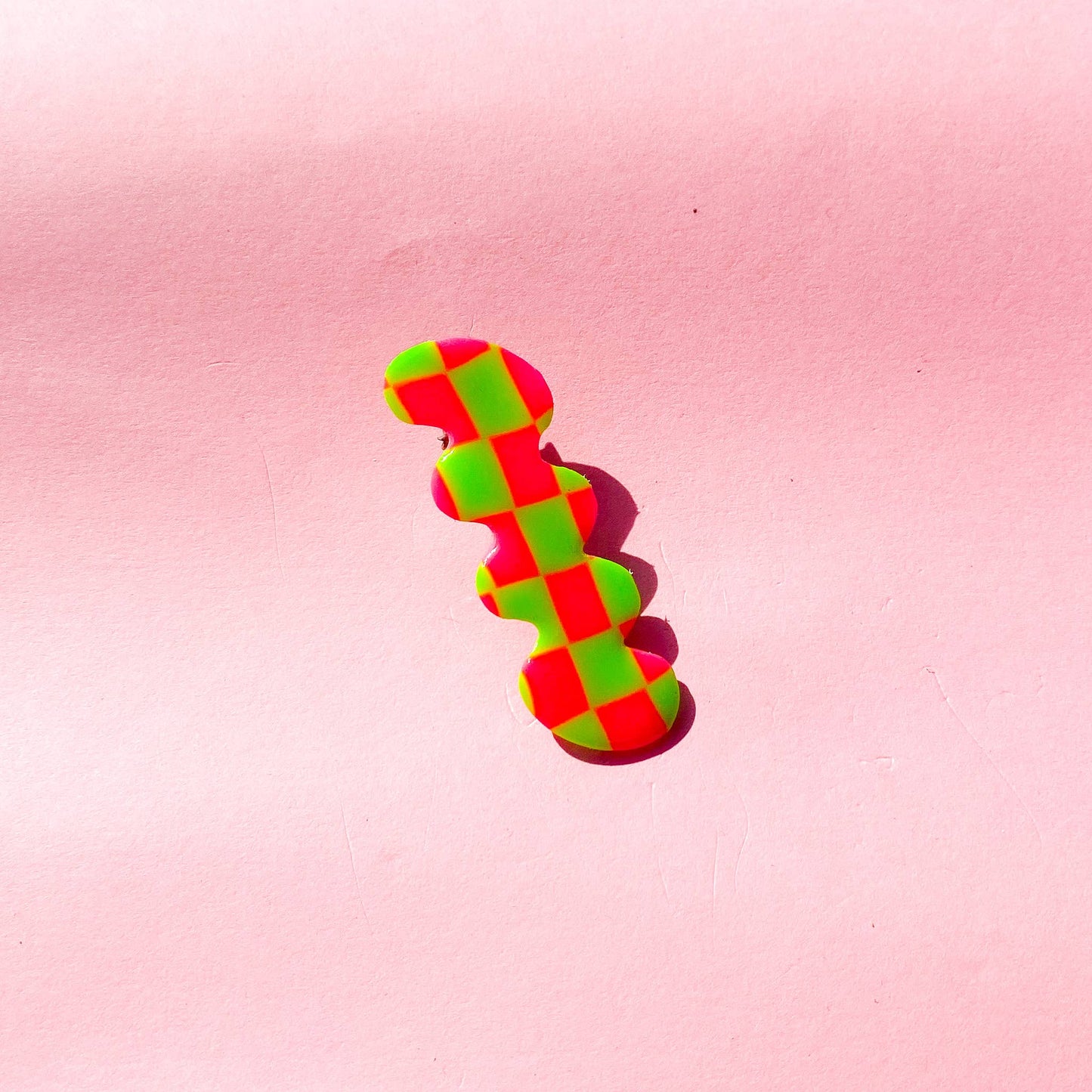 Clip de pelo de arcilla polimérica de cuadros de cuadros de color rosa y verde neón: individual